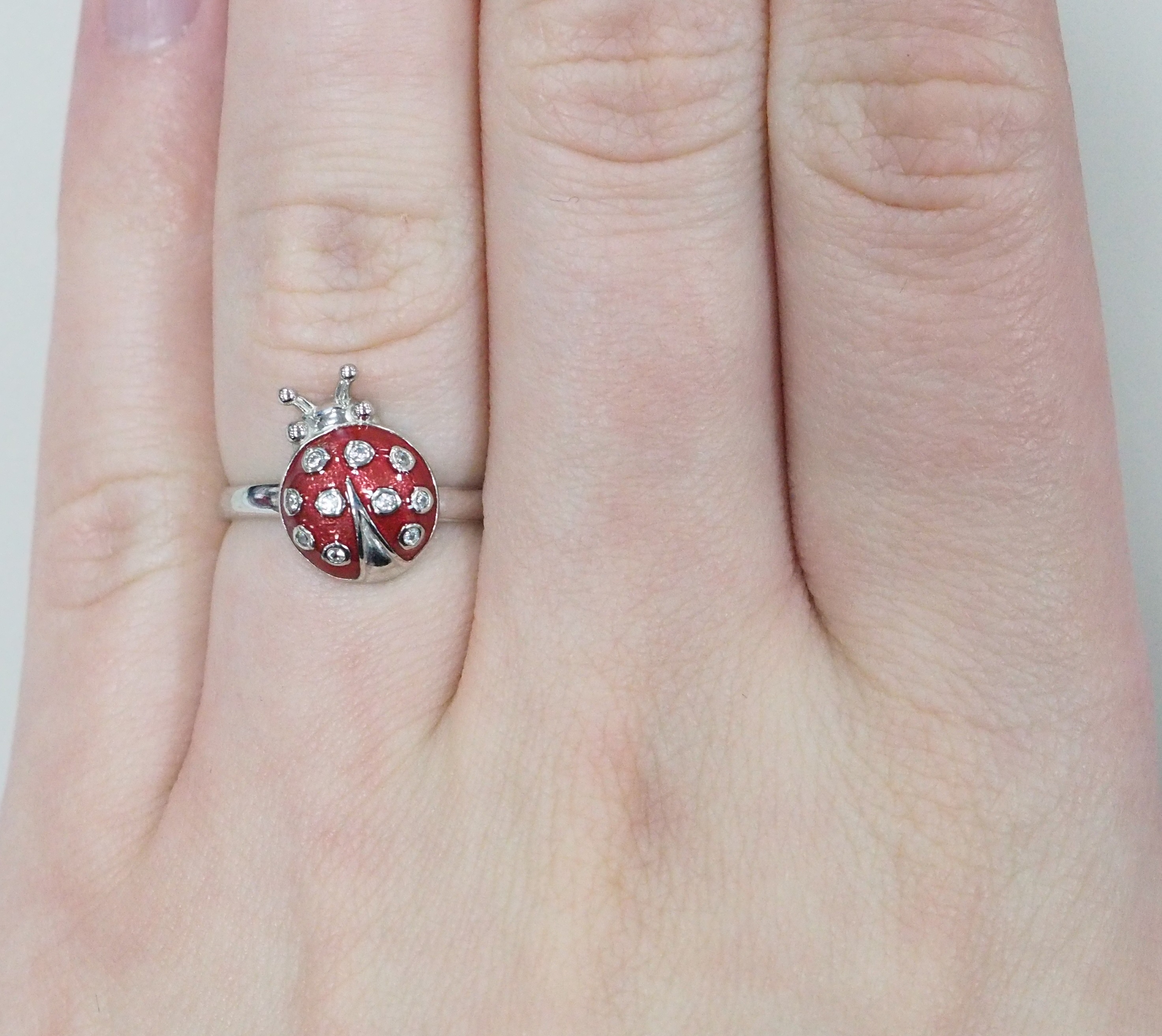 Серебряное кольцо 925 пробы; вставки 10 Фианит бесцв.; Эмаль красная;